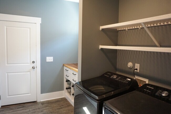 Building Photo - 4BR/3.5BA Home in the Gated Community of R...
