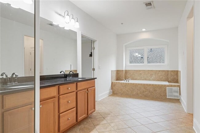 Building Photo - 232 Hunt St NE