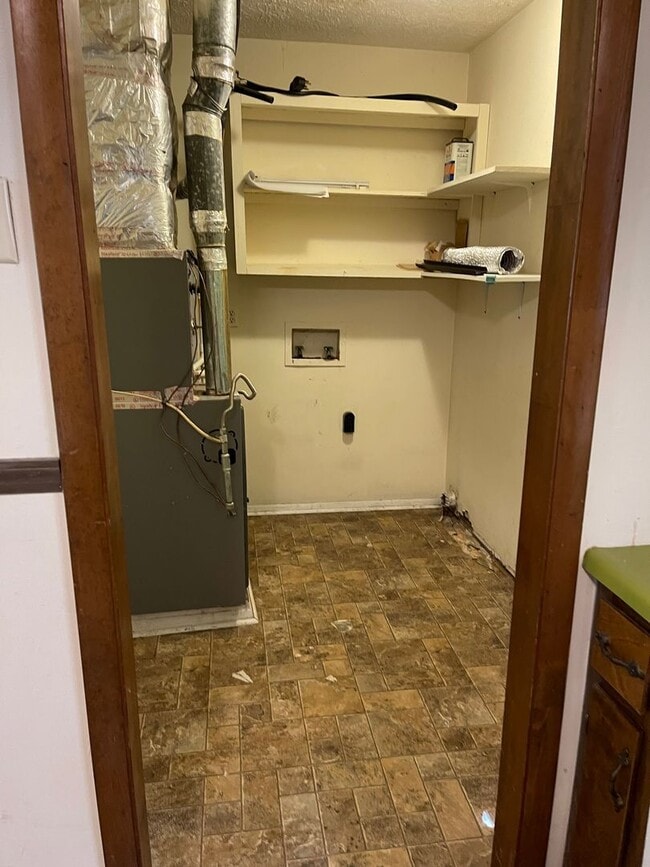 Building Photo - 2 bedroom 1 bath duplex is located off Whitehead Rd!