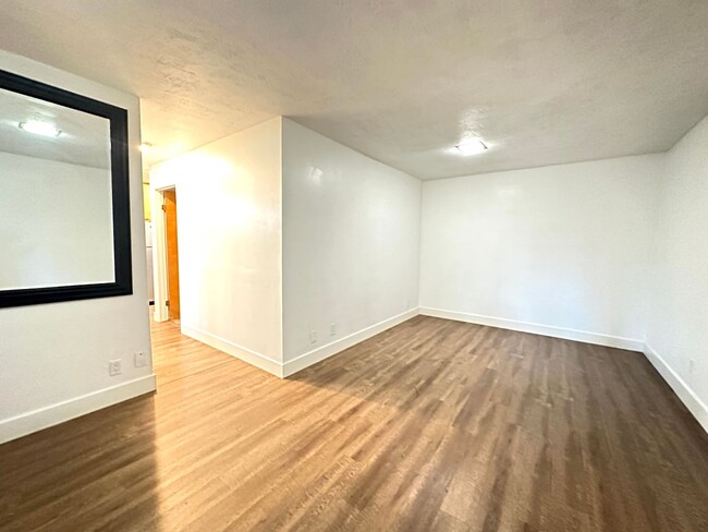 Building Photo - Great Condo in University Heights Now Avai...