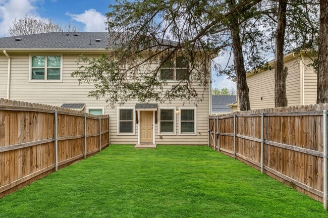 Building Photo - AVAILABLE NOW! 3 BEDROOM TRIPLEX LOCATED IN BONHAM, TEXAS!