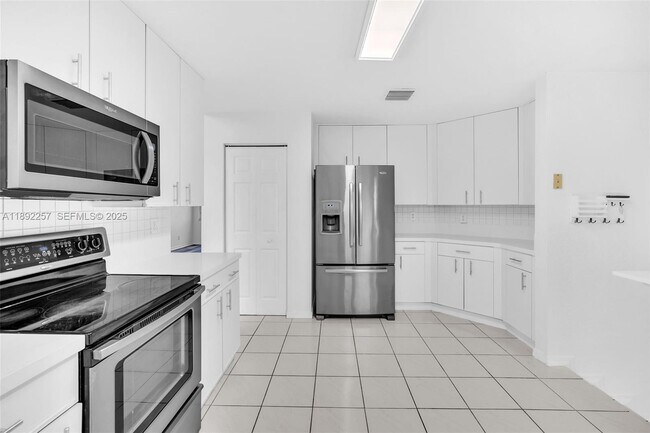 Building Photo - 1637 SW 156th Ave