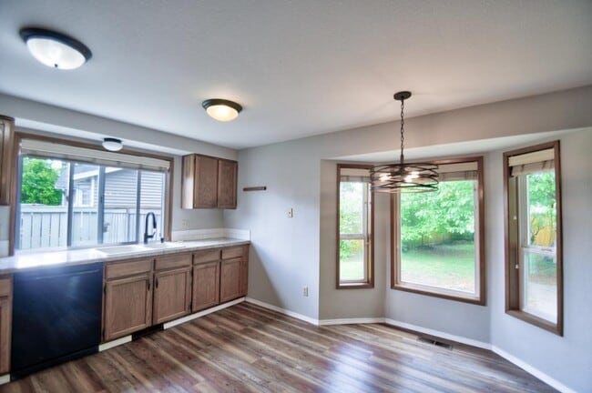 Building Photo - 6120 60th Ct SE