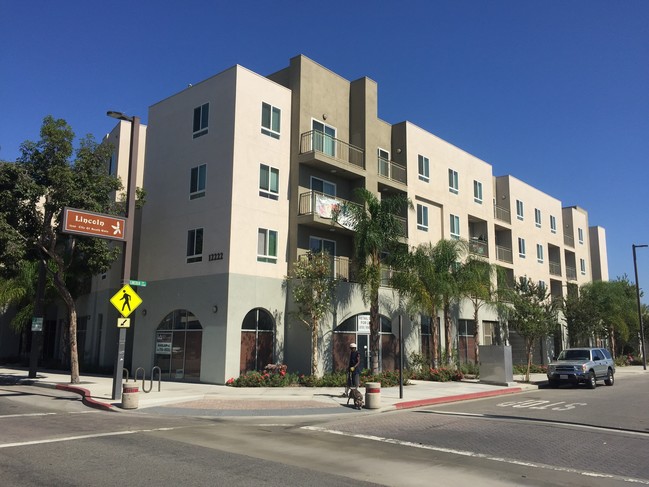 Building Photo - Hollydale Plaza Apartments