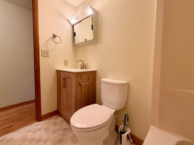 Building Photo - Rustic Ranch in Rehoboth