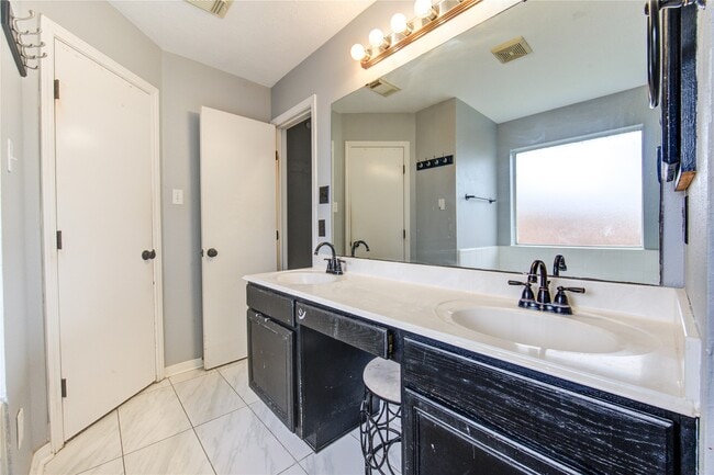Building Photo - 5143 W Harrow Dr