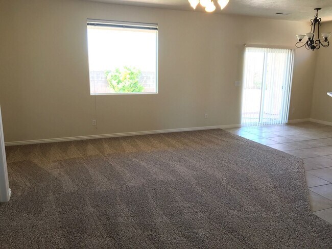 Building Photo - 3 Bedroom 2 Bath - Canyon View