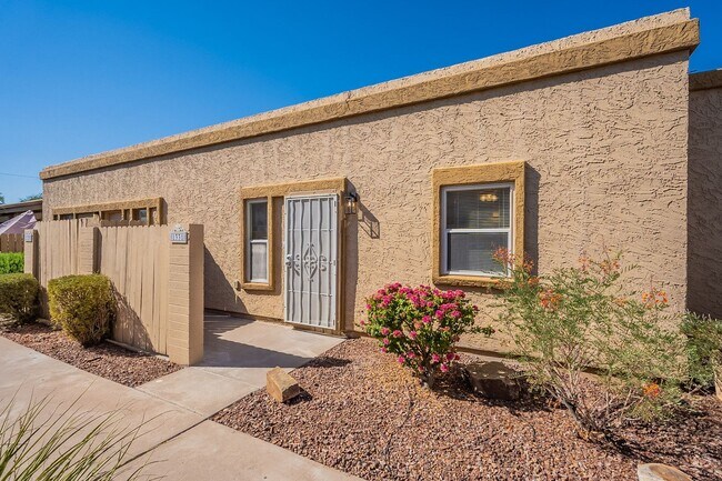 Building Photo - Updated townhome near Central Phx/Biltmore!