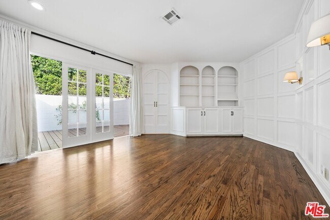 Building Photo - 8050 Mulholland Dr