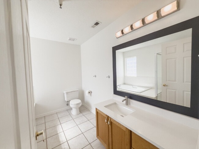 Building Photo - Spacious, NEWLY RENOVATED 3-Bedroom, 2-Bathroom Condo in Bountiful!
