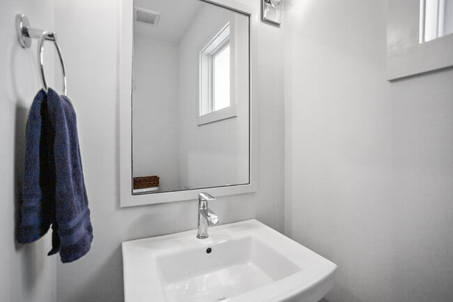 Building Photo - Stunning Gem in the heart of East Nashville!!