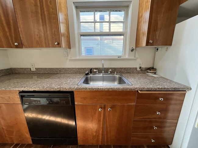 Building Photo - Character-Rich Two-Bedroom with Vintage Bath, Ample Storage & Expansive Outdoor Space