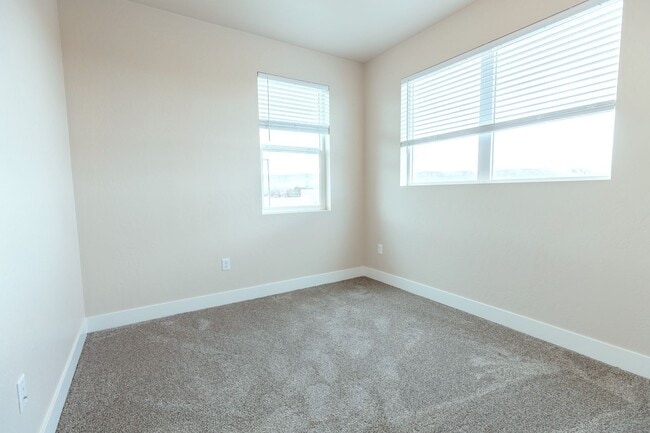 Building Photo - Beautiful 3br Townhome w 1-car Garage (2024)