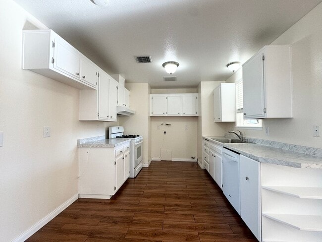 Building Photo - AVAILABLE NOW!! 3 Bed / 2 Bath Home in Des...