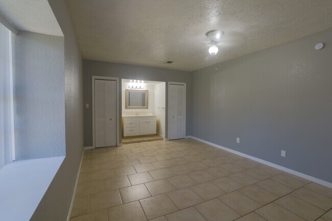 Building Photo - 3118 Flamborough Dr