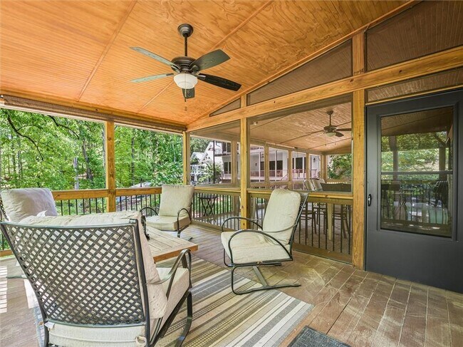 Building Photo - 6265 Lakeview Dr