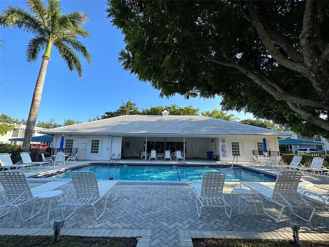 Building Photo - 6295 Bay Club Dr