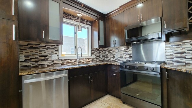 Building Photo - 808 Vassar Dr NE
