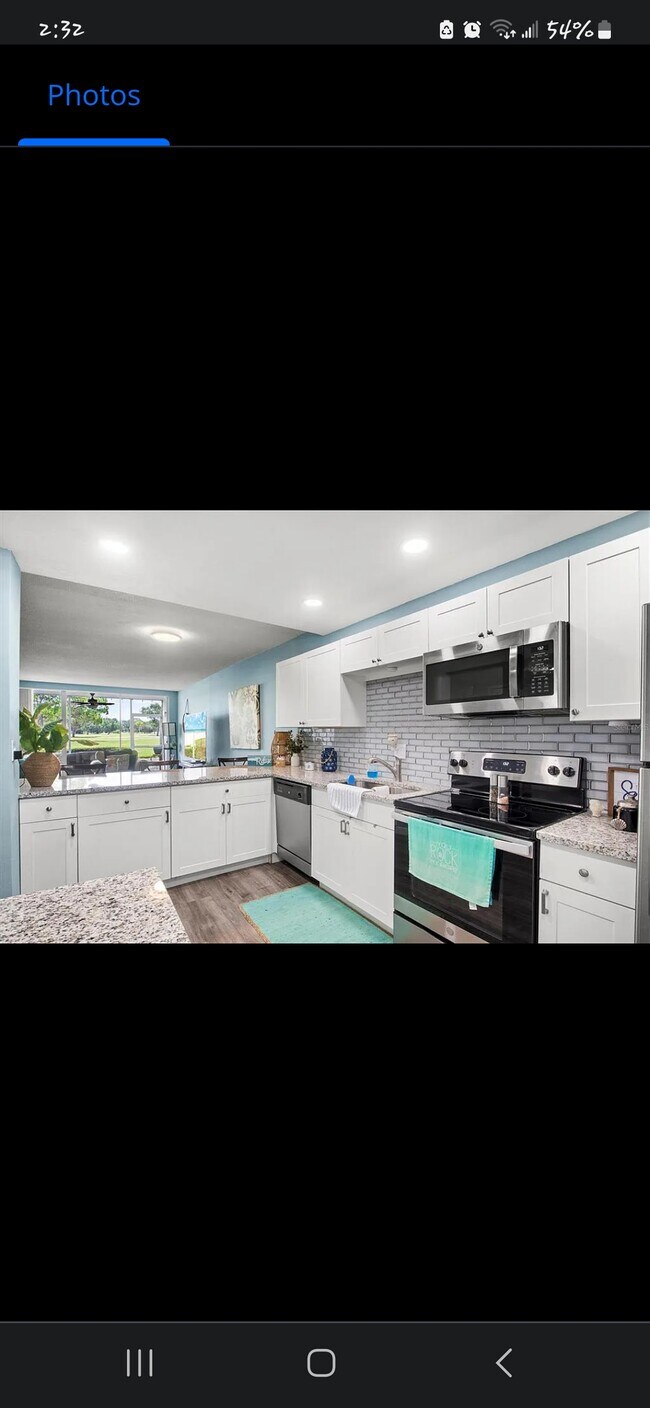 Building Photo - 7461 W Country Club Dr N