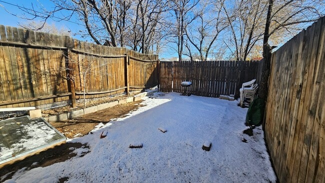 Building Photo - 1 bed with yard! Condo near UNM!