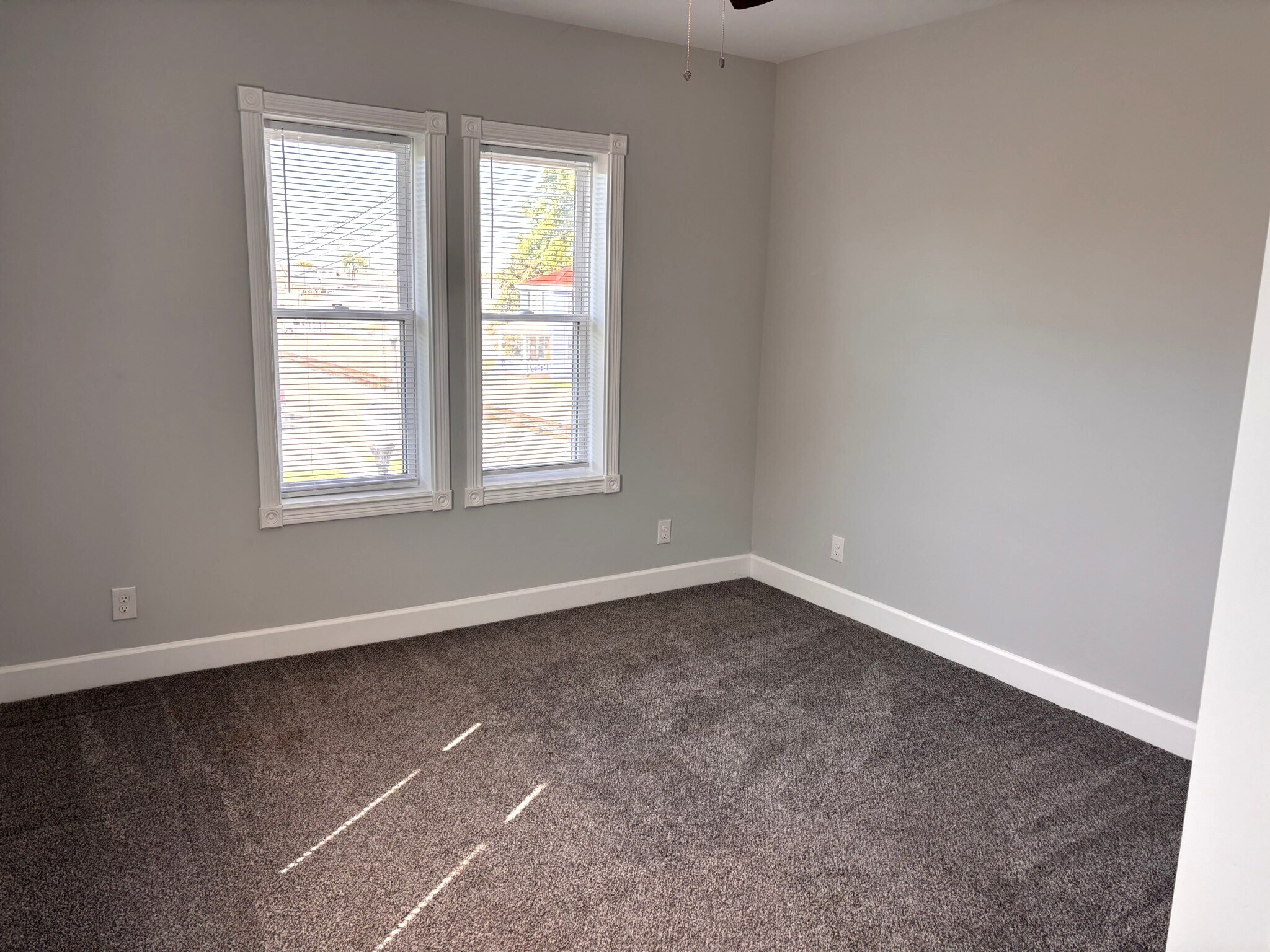 Building Photo - 136 Elm St