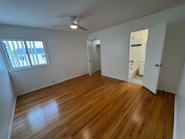 Building Photo - Charming Meets Modern – Renovated 2 Bed / ...