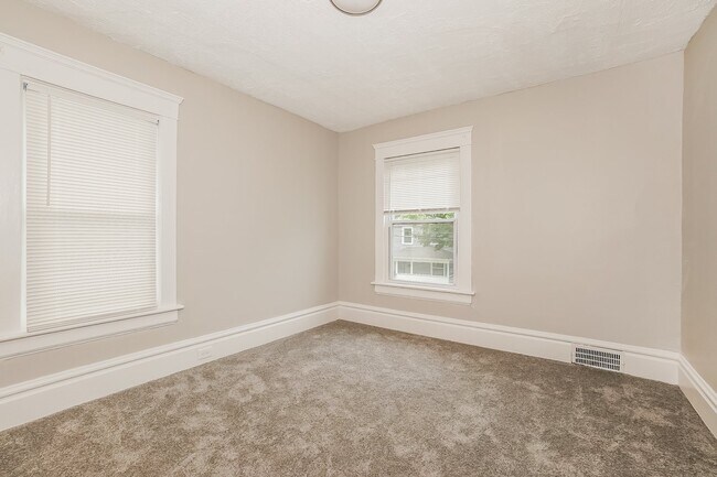 Building Photo - 128 Hollinger Ave