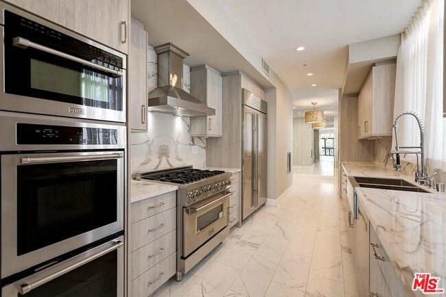 Building Photo - 323 N Palm Dr