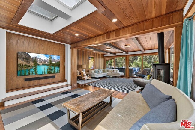 Building Photo - 1738 Topanga Skyline Dr