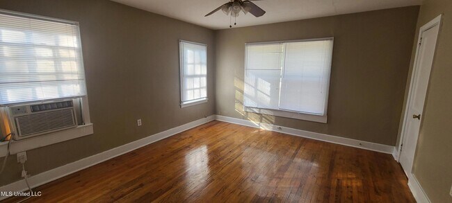 Building Photo - 327 Decelle St