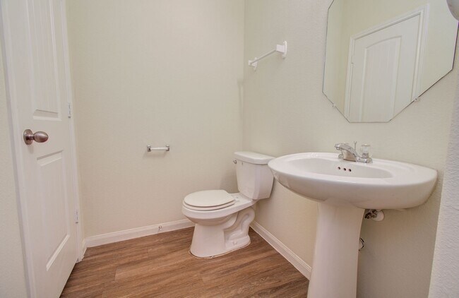Building Photo - Open Layout & Large Backyard in Houston’s Evergreen Villas – 3 Beds, 2½ Baths