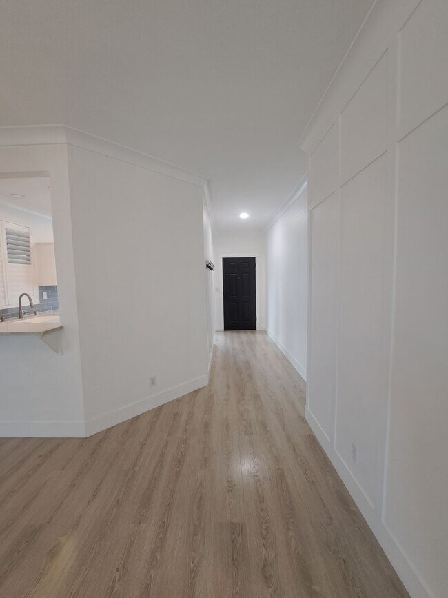 Building Photo - Stunning Home is Tastefully Done & Move In...