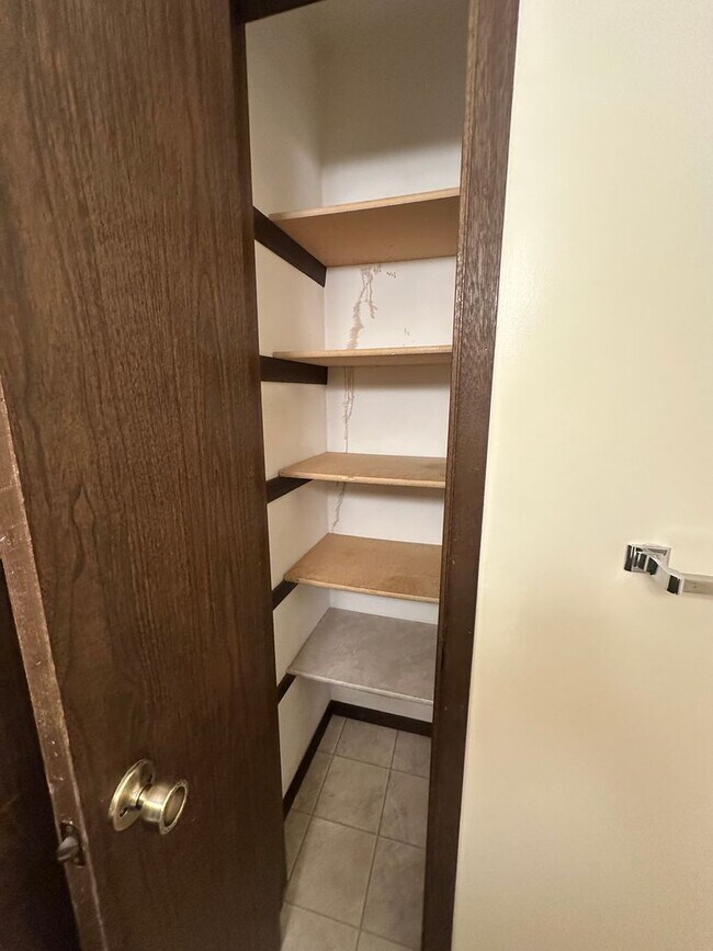 Building Photo - 2 Bedroom/1 Bath Apartment For Rent