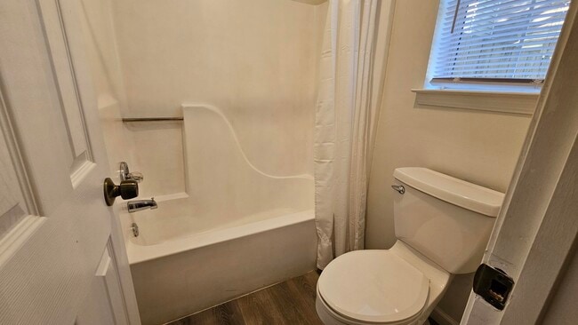 Building Photo - 406 Parkwood Pl