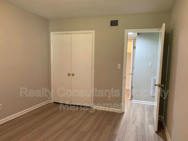 Building Photo - 1101 Robinhood Rd