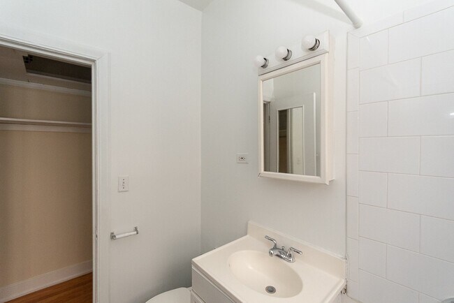 Building Photo - 539 W Arlington Pl