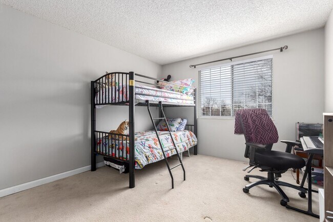 Building Photo - Beautiful 2 Bedroom Condo Across from Aurora Medical Center