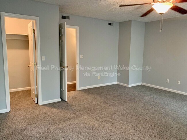 Building Photo - 203 Autumn Chase Dr