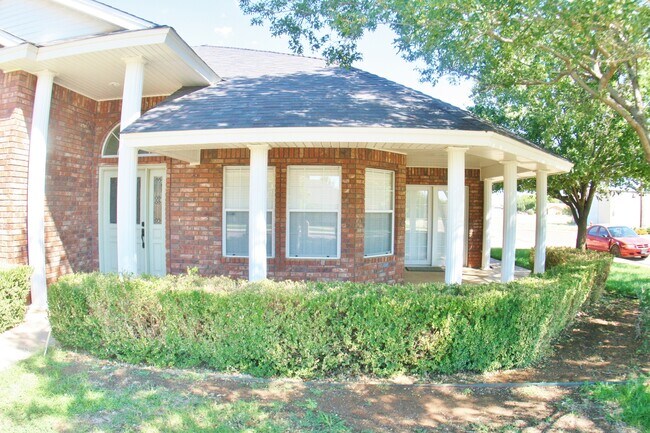 Building Photo - 4 Bed Home, 3 Car Garage! Zia School Distr...