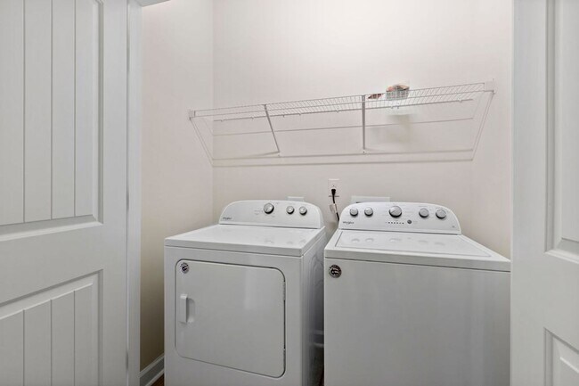 Building Photo - Stunning Townhome!