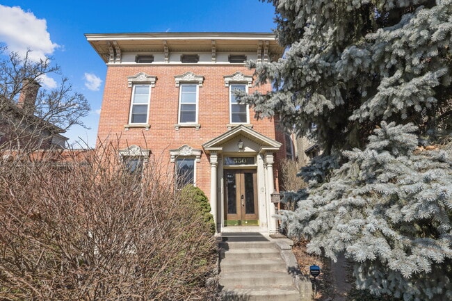 Primary Photo - 550 E Town St