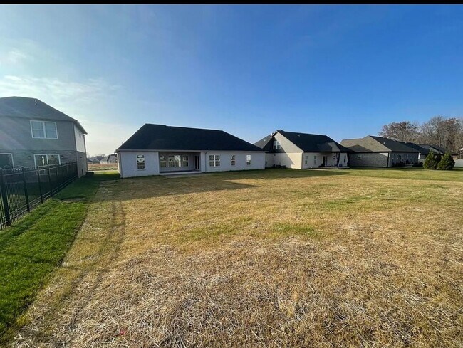 Building Photo - 4 Bed 2 bath with 3 car attached garage