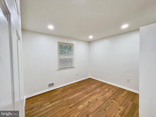 Building Photo - 1402 Mullins St