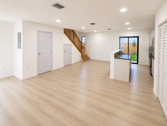 Building Photo - 552 NW 7th St