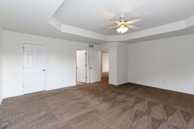 Building Photo - Huge 3 Bedroom, 2 Bath Town Home in SW Col...