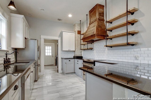 Building Photo - 612 Hunstock Ave