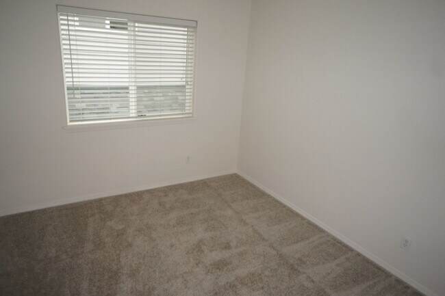 Building Photo - 4 bedroom Orenco Garden pet friendly house