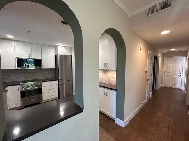 Building Photo - Beautiful 2 Bed, 2 Bath Single Story Condo...