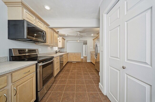 Building Photo - Updated 2-bedroom 1 bath with fenced in yard-PETS allowed-Norfolk