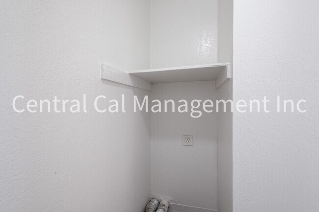 Building Photo - 4 Bedroom/2 Bath Home in Central Bakersfield - $2095 Per Month!